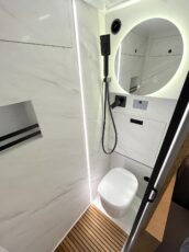 Dans la salle d'eau, pas de WC chimique, mais une toilette sèche de la marque « Clesana ».