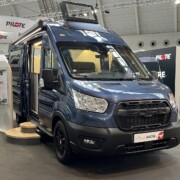 Dans cette version Trail, un imposant lettrage FORD est apposé sur la calandre noire. De quoi conférer à la face avant un style plus agressif.