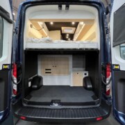 Libérée de coffres, la soute peut être utilisée comme un vrai garage à vélos. La partie du sommier en surplomb pourra être retirée pour disposer d’une soute pleine hauteur.