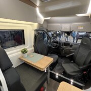 Le Pilote Atlas A 603 G profite d’une ambiance sobre et élégante.