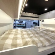 L'absence d'extension latérale de carrosserie, en partie arrière, joue sur la longueur du lit (187 cm).