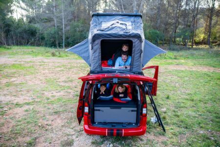 Cette tente de toit intègre un lit double de 203 x 130 cm.