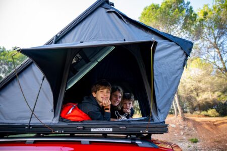 Fourni en option par le fabricant Vickywood, la tente de toit « Cumaru » associe une coque en aluminium à une toile en polyester robuste et étanche.