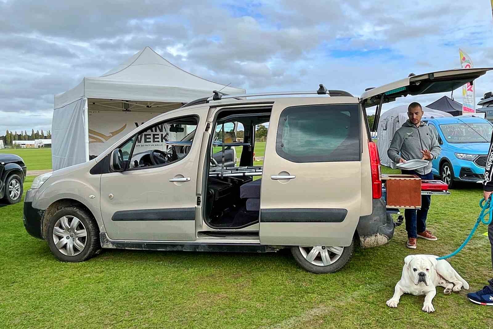 <strong>Van Week</strong> fabrique des malles de voyages destinées aux véhicules de moins de 2 m de haut : citadines, ludospaces, vans. Ici présentée dans un Peugeot Partner Tepee.