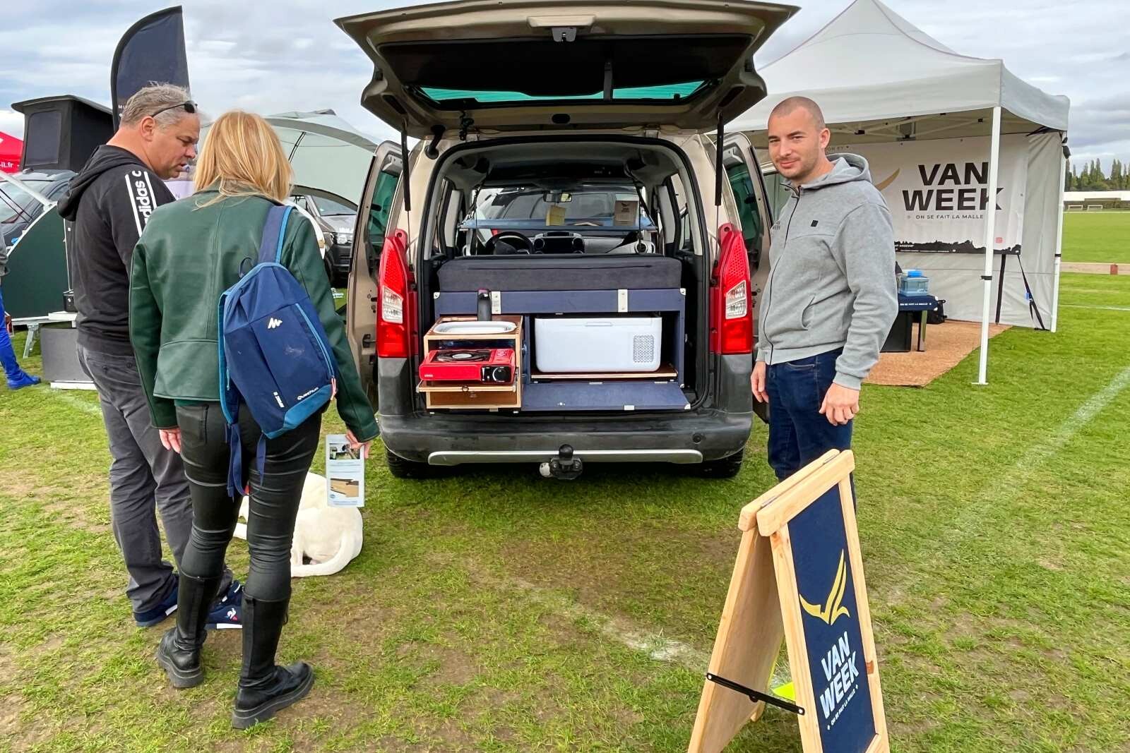 Fidèle exposant du <strong>Camper Van Week-End</strong>, Cyril le créateur de <strong>Van Week</strong> propose des malles de voyage qui transforment les petits véhicules en vans aménagés, avec soin et à moindre frais.