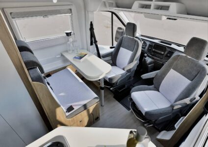 4 personnes peuvent prendre place à l'avant pour la route et les repas