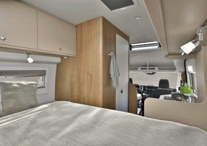 Le CV590 (5,98 m) offre des volumes intérieurs bien proportionnés et de nombreux rangements. carado campervan