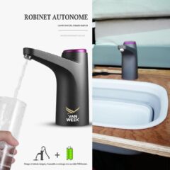 Dans le corps du robinet, sont intégrées la pompe à eau, ainsi qu'une batterie de 1200 mHA, rechargeable par câble USB