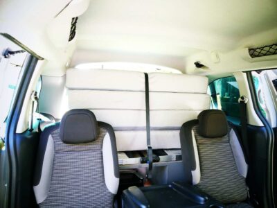 Une malle Van Week s'entrepose dans le volume du coffre, en sécurité derrière les places passagers.