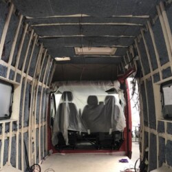 La signature Oley Workshop ? On la retrouve notamment dans l’isolation, à base de liège projeté et de laine issue de tissu recyclé.