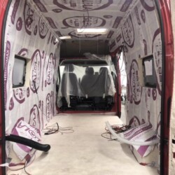 Pour limiter la condensation, un frein vapeur est également apposé contre les parois intérieures.