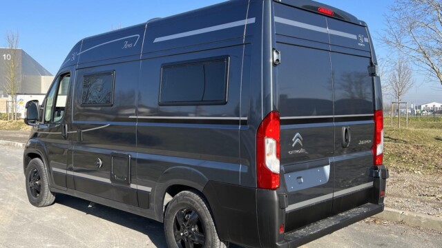 Des graphismes stickés et films "sport" complémentaires sont disponibles en option.