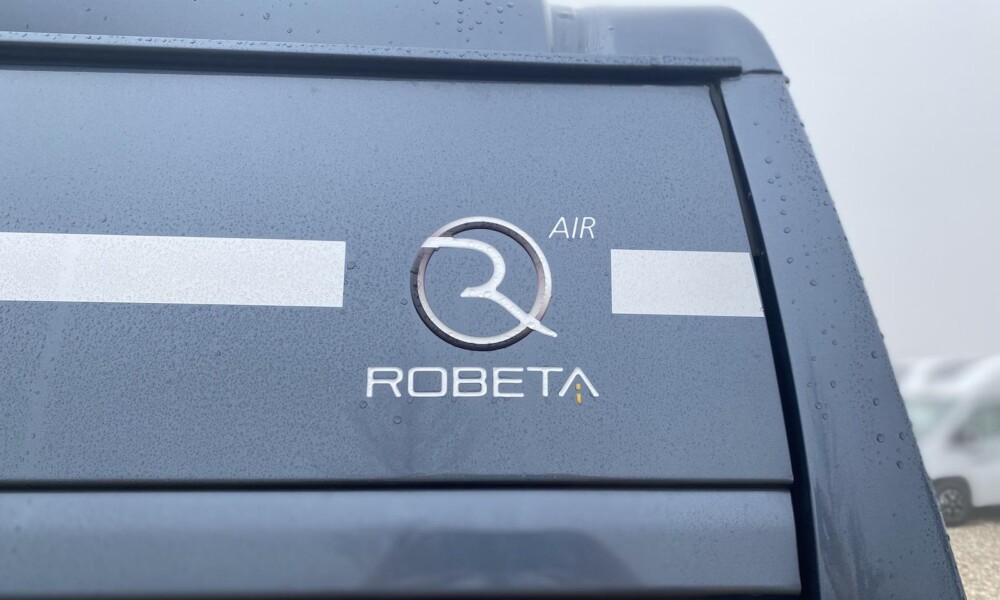 Sur la carrosserie, il est rappelé que le modèle est équipé du mobilier ultraléger "Air".