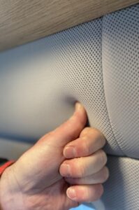 Toutes les parois sont capitonnées et revêtues d'un tissu micro-perforé.