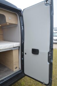 A l'instar du plafond, les portes arrière profitent d'un habillage en cuir.