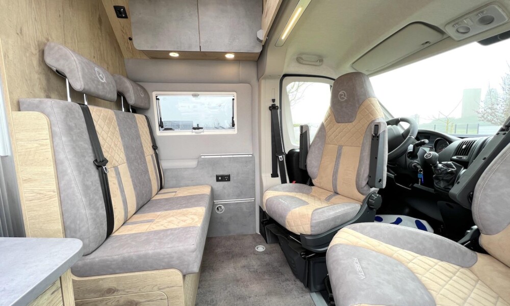 La profondeur de dînette, entre la paroi de la salle d'eau et l'ancrage de la ceinture conducteur, atteint 105 cm. Pour partager un repas à deux, on privilégiera ici une installation en biais : l'un sur la banquette face-route, l'autre sur le siège cabine passager.