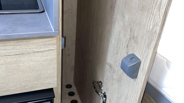 Entre la cuisine et la chambre, une penderie étroite mais haute est installée (77 cm de hauteur sous tringle, 17 cm de largeur, 45 cm de profondeur).