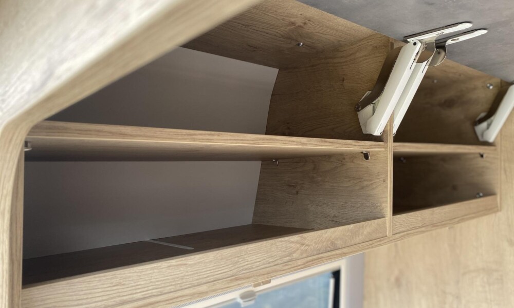 Les placards de pavillon dans la chambre offrent de beaux volumes : jusqu'à 33 cm de haut (en retirant l'étagère) pour 26 / 31 cm de profondeur. Attention toutefois : un large débattement est requis à l'ouverture.