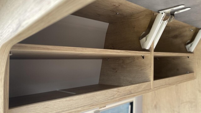 Les placards de pavillon dans la chambre offrent de beaux volumes : jusqu'à 33 cm de haut (en retirant l'étagère) pour 26 / 31 cm de profondeur. Attention toutefois : un large débattement est requis à l'ouverture.