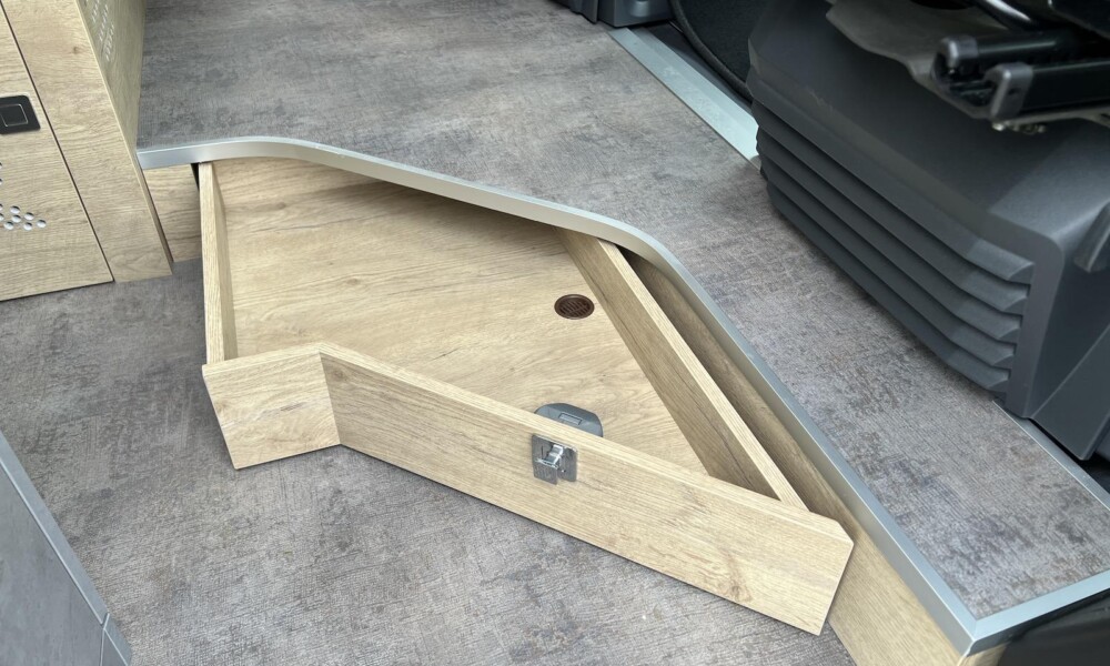 Tiroir encastré dans l'estrade du salon.