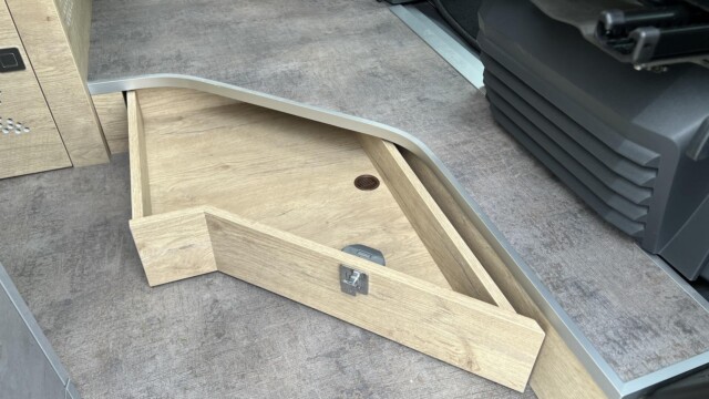 Tiroir encastré dans l'estrade du salon.