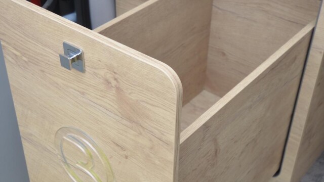 La soute incorpore un très pratique et volumineux tiroir.