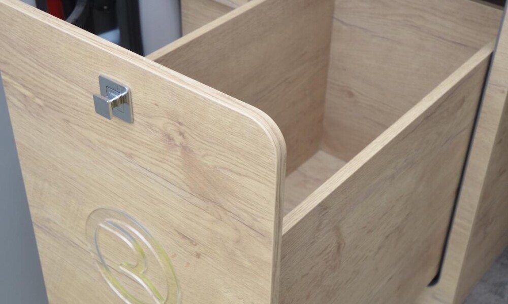 La soute incorpore un très pratique et volumineux tiroir.