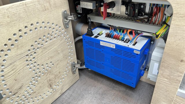 Coffre technique sous la banquette, qui centralise le tableau électrique et le coupe-circuit.