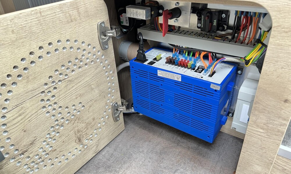 Coffre technique sous la banquette, qui centralise le tableau électrique et le coupe-circuit.