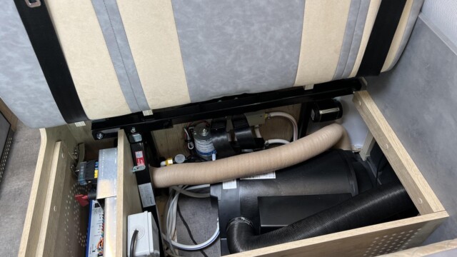 Le chauffage, fonctionnant ici sur le réservoir de gasoil, prend place sous la banquette. Une position qui permet de répartir la chaleur de manière optimale.