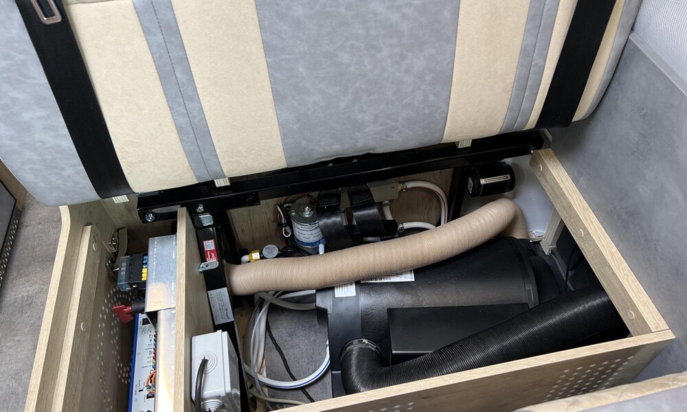 Le chauffage, fonctionnant ici sur le réservoir de gasoil, prend place sous la banquette. Une position qui permet de répartir la chaleur de manière optimale.