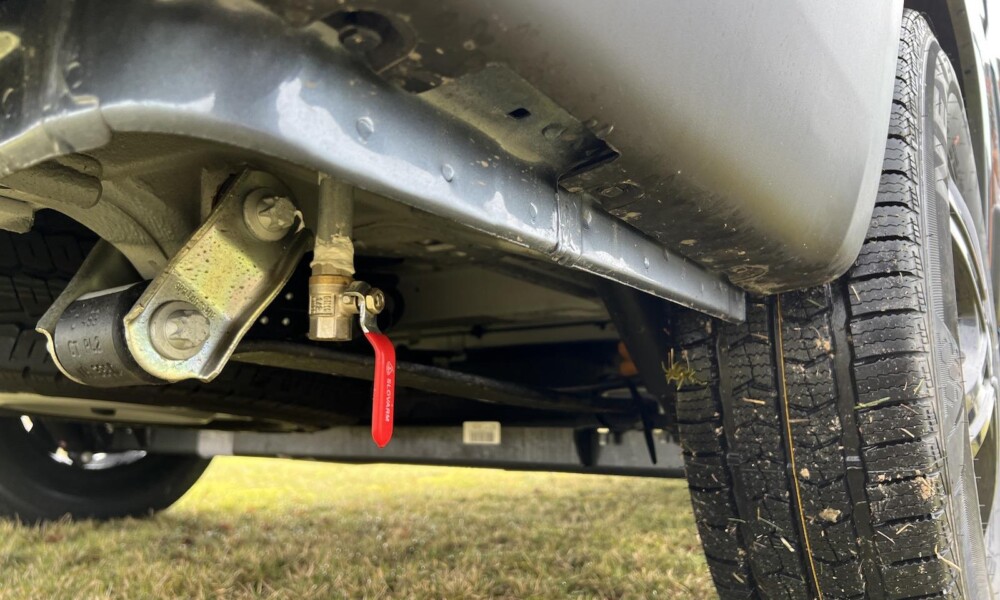 Vanne de vidange des eaux propres sur le côté droit du véhicule (commande électrique en option à 409€). Celle des eaux grises est à l'opposé (mécanisme de vidange électrique inclus dans le pack "Plus").