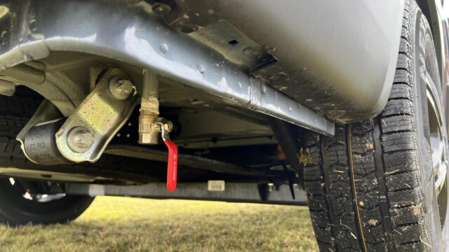 Vanne de vidange des eaux propres sur le côté droit du véhicule (commande électrique en option à 409€). Celle des eaux grises est à l'opposé (mécanisme de vidange électrique inclus dans le pack "Plus").