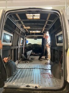 L'Armaflex vient épouser les parois, le plafond et les portes du fourgon.