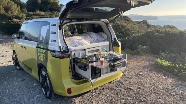 La malle EGOÉ Nestbox Hiker 410 intègre un module cuisine (réchaud, bouteille de gaz, évier, robinet/douchette, réserves d'eau, rangements) et un module couchage (sommier, matelas). Crédit ? Blacksheep Van