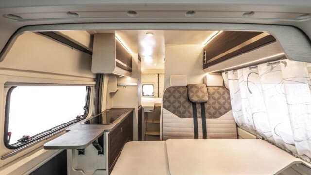 Comme sur les autres modèles, la table est munie de série d'une rallonge pivotante, tandis que la cuisine peut être prolongée par une tablette escamotable.