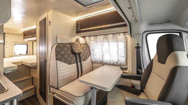 Tissu de sellerie "Noisette" bicolore orné de motifs et sol imitation pont de bateau.