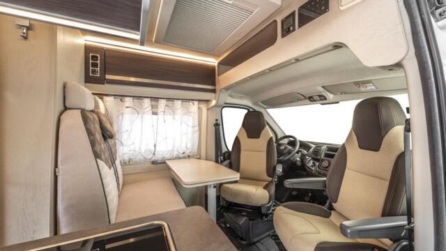 Une profonde niche de rangement est intégrée au plafond de cabine.