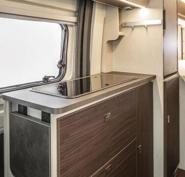 En option, l’Horus 95 peut se voir doter d’un réfrigérateur 141 litres en lieu et place du modèle 90 litres. On perd alors le placard du bas.