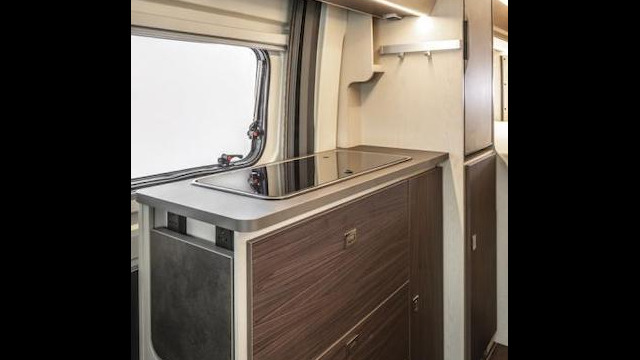 En option, l’Horus 95 peut se voir doter d’un réfrigérateur 141 litres en lieu et place du modèle 90 litres. On perd alors le placard du bas.