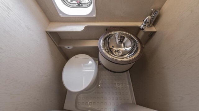 Dans la salle d'eau, la vasque est orientable pour optimiser l'espace lorsque l'on se douche.