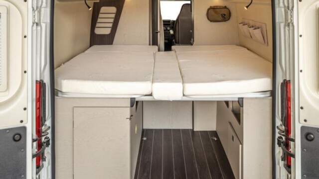 Une fois les lits jumeaux réunis, le couchage dans la largeur affiche des dimensions de 192 x 130 cm.