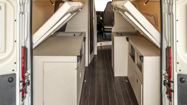 Amovible, la cloison d'arrêt de charge peut être retirée afin de transporter des objets longs. On note que le coffre à droite est plus étroit que sur les autres modèles.