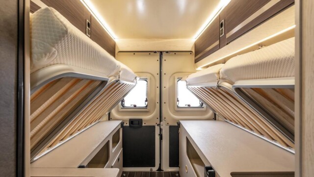 Des penderies se logent en pied de lit, sous les sommiers relevables.