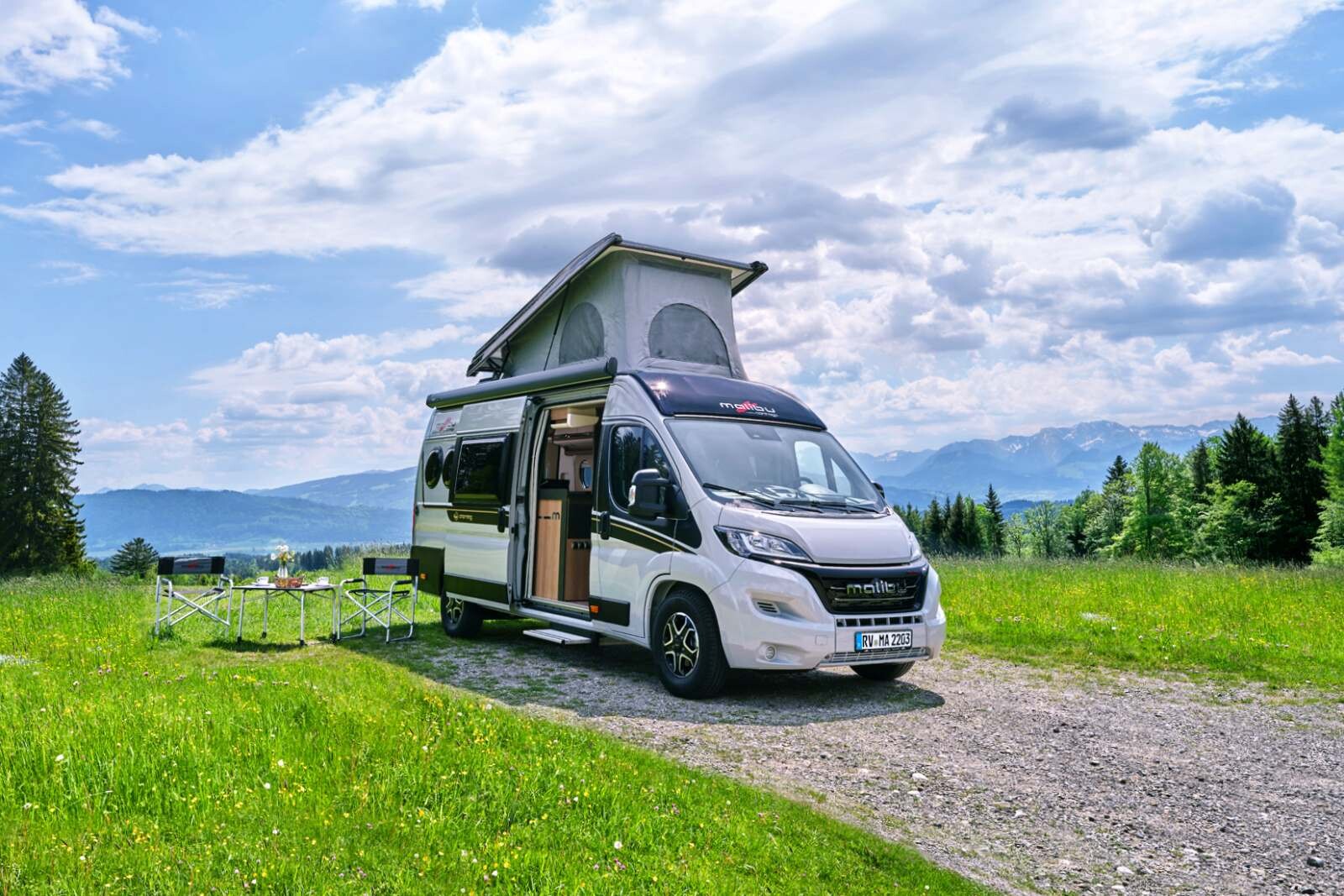 Le Malibu Van Diversity 640 LE sur Fiat Ducato (6,36 m) en version GT Skyview (skyroof panoramique) et toit relevable family-for-4