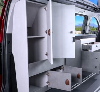 La partie arrière offre une grande capacité de rangement dans les nombreux placards