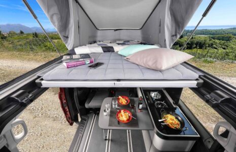 Le lit de toit (200 x 120 cm) profite d’un sommier à lattes et d’un matelas confort