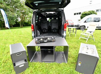 Grâce à son système de fixation « Quick-Fix » et ses caissons légers et désolidarisables, la Campbox s’installe et s’extraie facilement du véhicule. Elle peut donc être remisée quand on ne l’utilise pas. Le mobilier est construit en aluminium de qualité supérieure avec un revêtement de surface en bois stratifié. La version « Kitchen » pèse 40kg, la « Kitchen & Sleep » 50 kg.