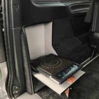 Une plaque de cuisson à induction, rabattable contre la paroi, assure l'homologation du véhicule en VASP Caravane.