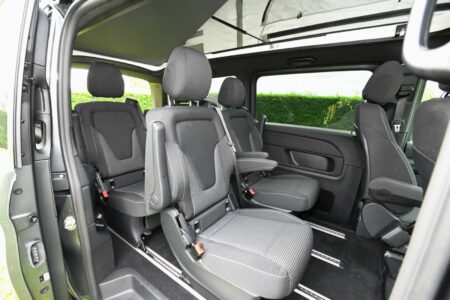 Les sièges individuels sont gage d'un plus grand confort par rapport aux banquettes du Vito Tourer.